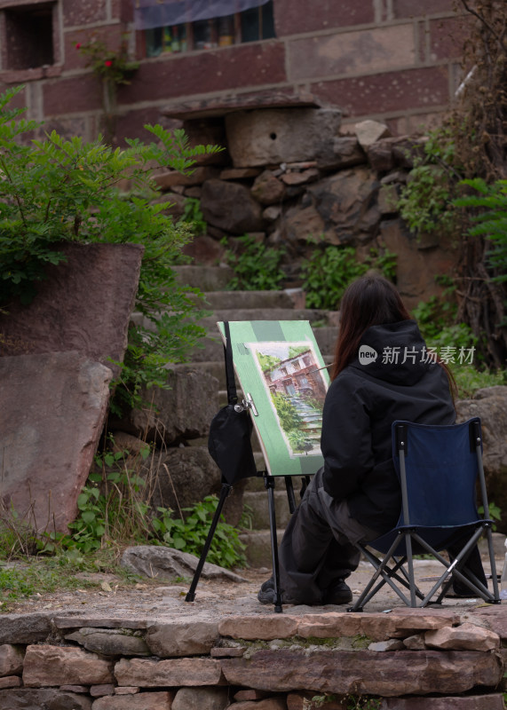 太行山峡谷写生的学生01