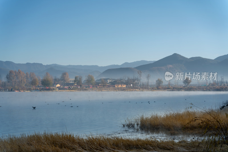 泸沽湖冬天唯美晨雾冬景