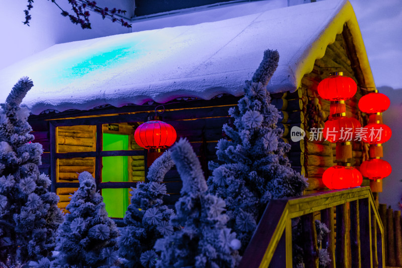 大雪中的红灯笼木屋