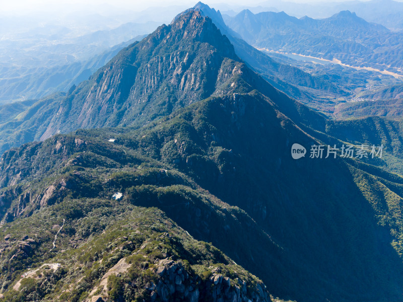 险峻陡峭山峰航拍图