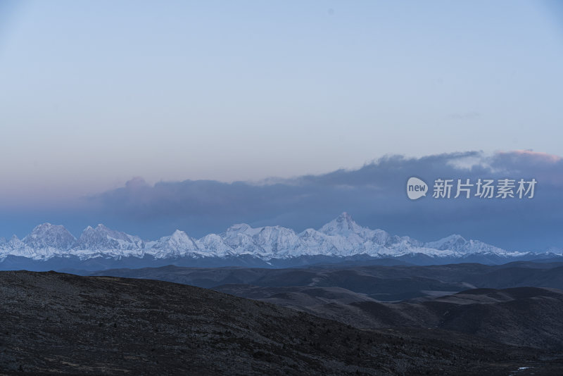 壮丽贡嘎雪山远景下的连绵起伏山脉