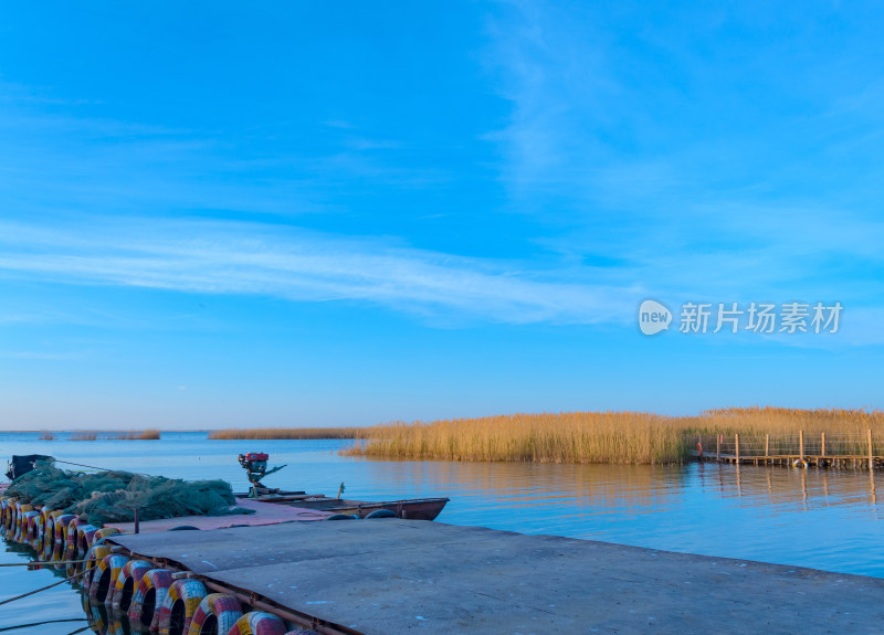 内蒙古额济纳旗居延海景区湖泊芦苇木栈道