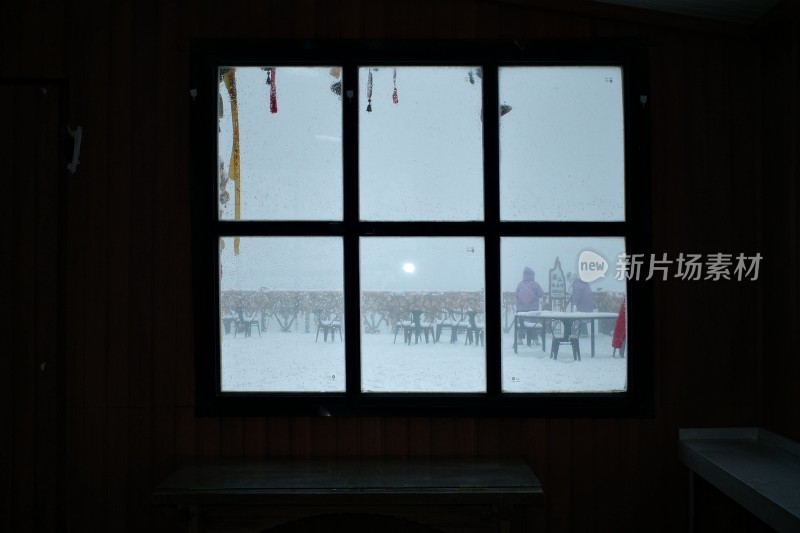 室内透过窗户看户外雪景