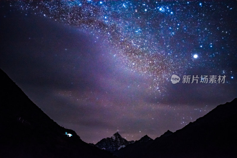 西藏山脉上空璀璨星空夜景