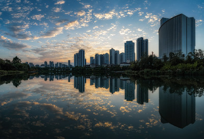 黄昏火烧云湖面城市建筑倒影