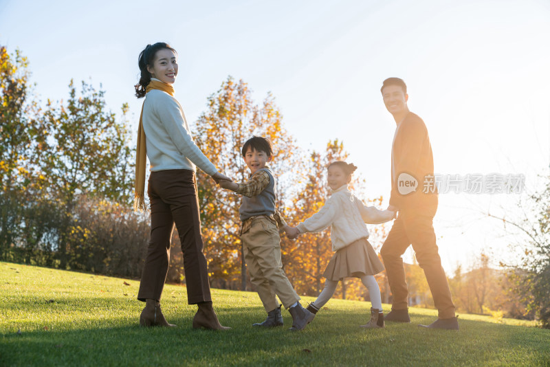 年轻夫妻带着孩子在公园玩耍