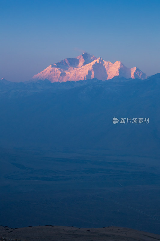 云雾缭绕的马卡鲁峰