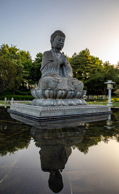 西安大雁塔大慈恩寺遗址公园释迦牟尼像景观