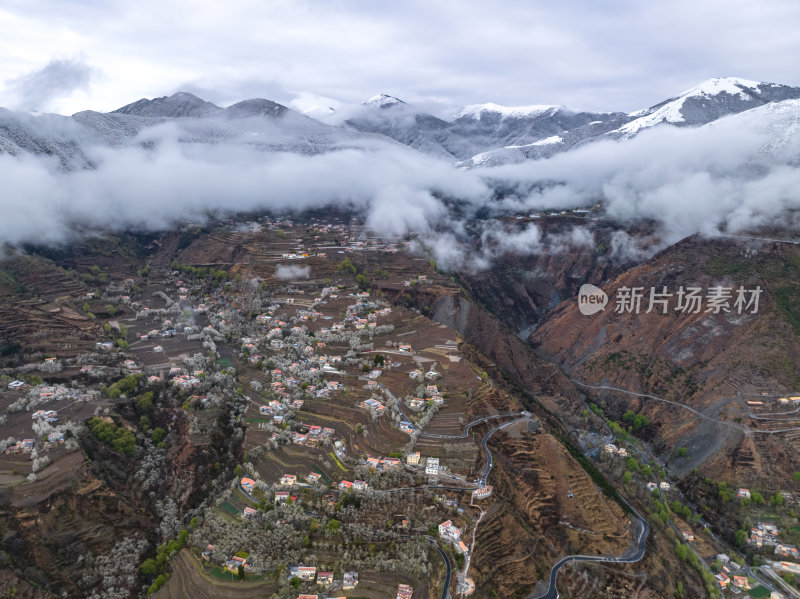 四川阿坝州金川梨花藏寨雪山高空航拍