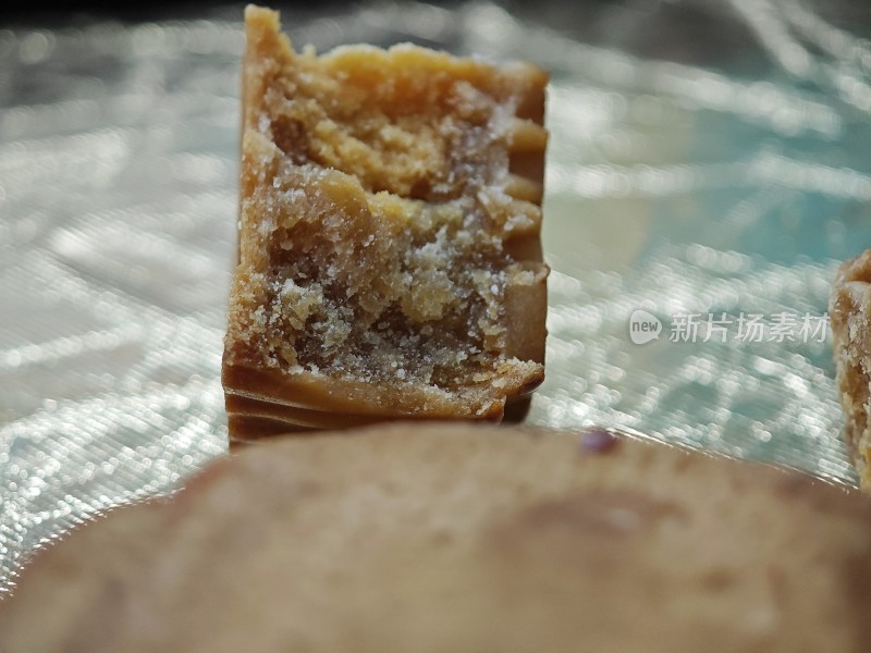 切开的月饼展示内部馅料特写