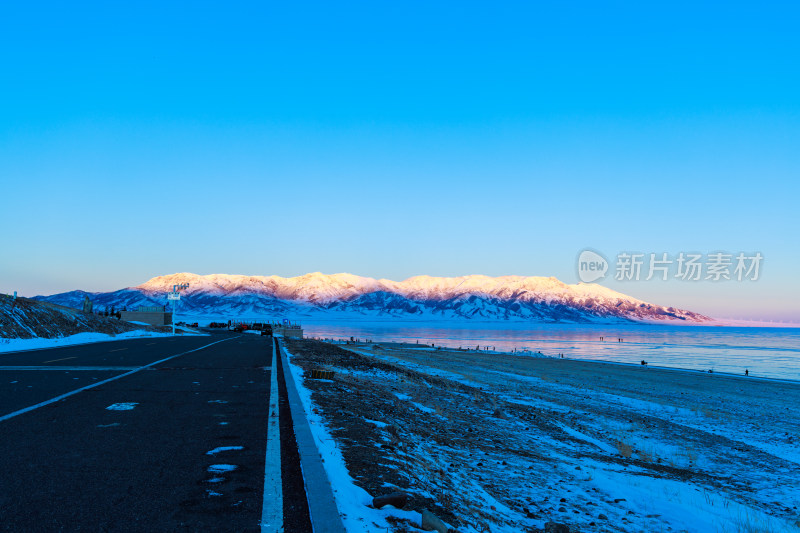 新疆冬季赛里木湖雪景雪山冰湖蓝冰日照金山