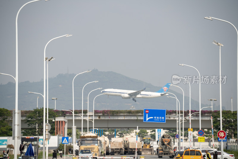 空中飞行的客机特写