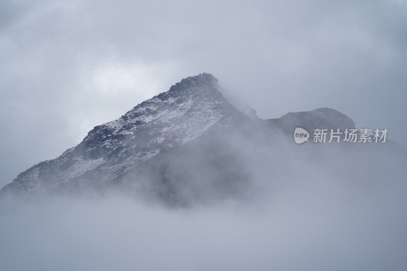 四川阿坝藏族羌族自治州四姑娘雪山风貌