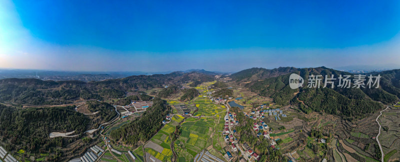 山川丘陵金黄稻田美丽乡村全景图航拍