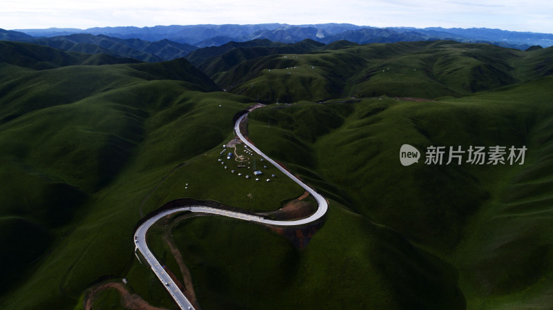 蜿蜒公路穿越绿意盎然的群山