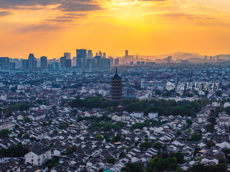 航拍夕阳下苏州古城区北寺塔高新区同框