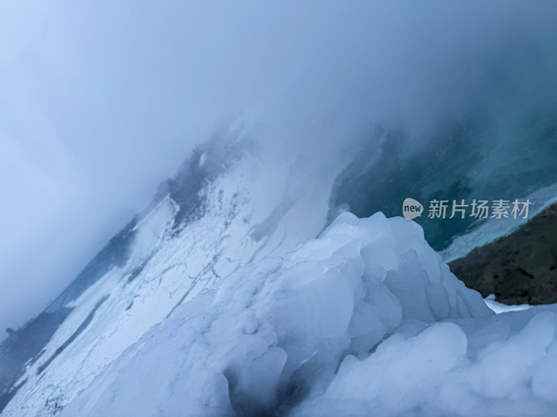 冰雪覆盖的山脉近景