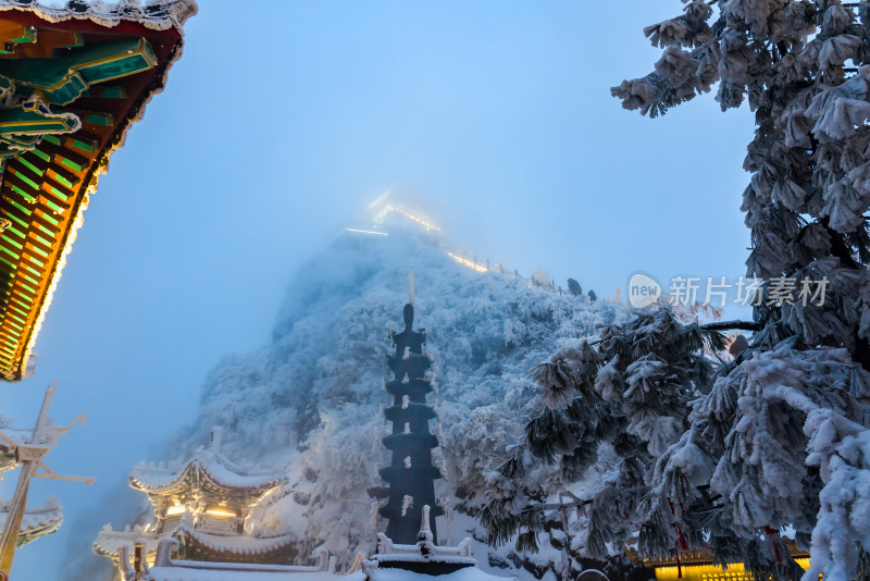 河南老君山冬季夜晚大雪自然风景