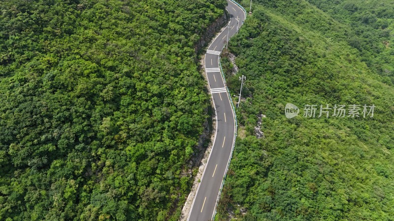 山间蜿蜒公路航拍全景