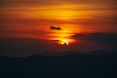 黄昏时分太阳完全落下群山后的天空场景