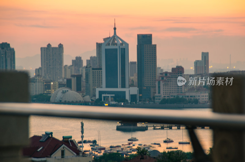 青岛小鱼山俯瞰城市夕阳