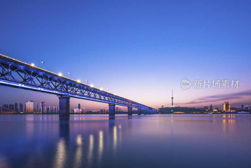 湖北武汉长江大桥城市夜景