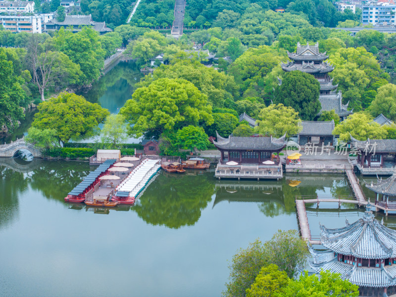 航拍浙江省台州市临海市东湖景区紫阳古街