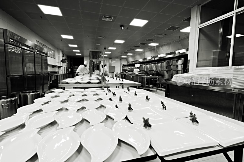 餐厅厨房内厨师摆盘场景