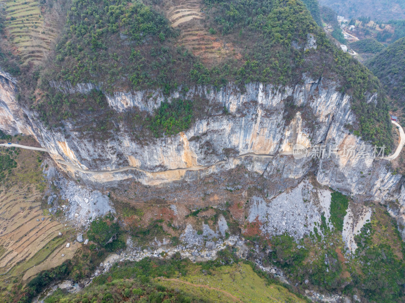 悬崖峭壁上的惊险道路