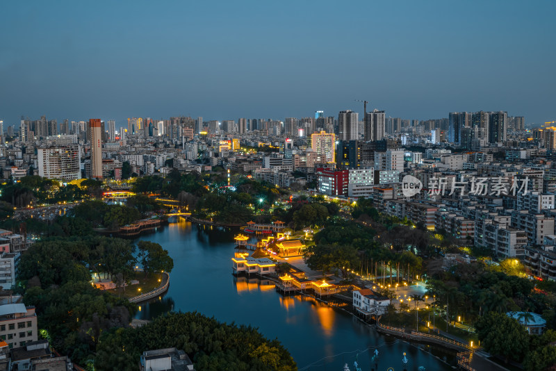 水边古亭夜景 周边有现代高楼的风光