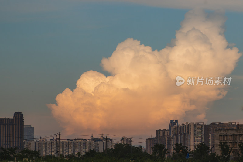 夕阳余晖美丽云朵