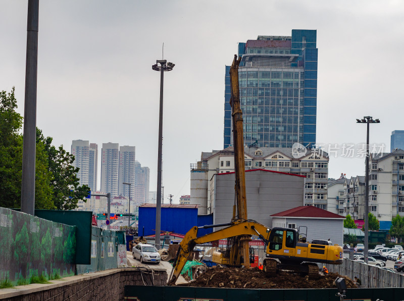 城市里正在进行施工的工地