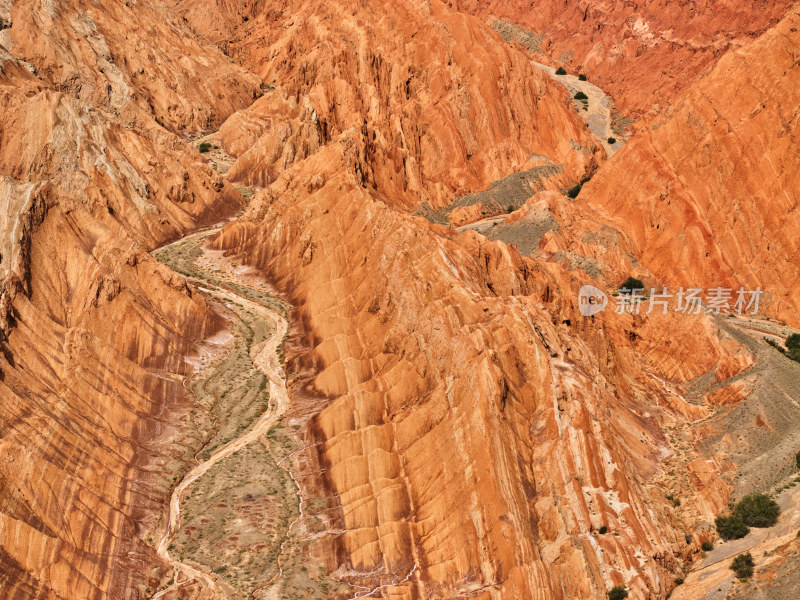 层层叠叠的红色岩层