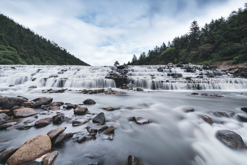 云南香格里拉普达措国家公园景点的流水瀑布