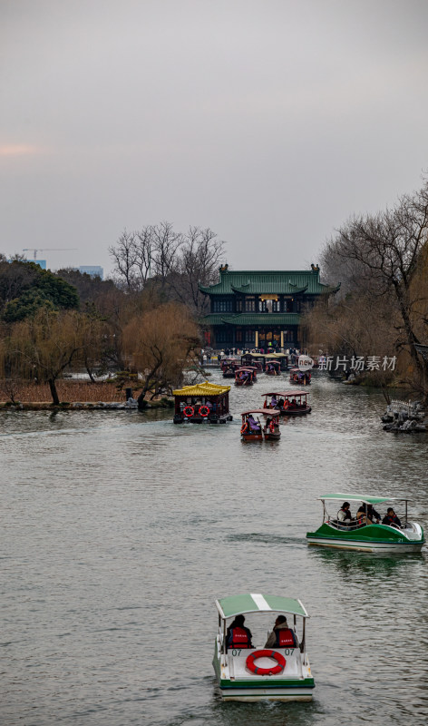中式园林湖面游船景象