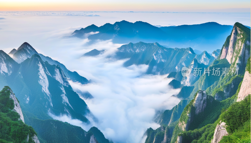 云雾缭绕的壮丽华山山景