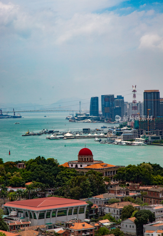 城市海滨风光与特色建筑全景