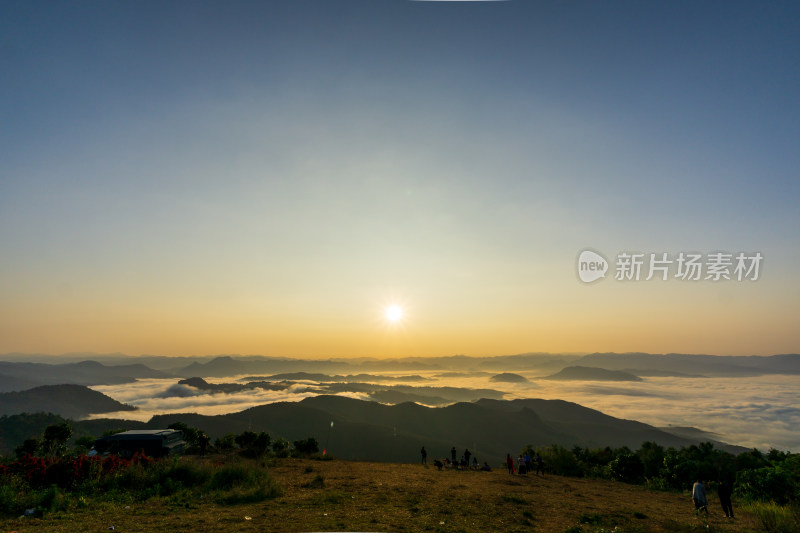 山峦云海日出和背影