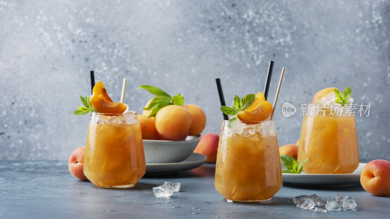 桃味冰饮与新鲜桃子静物图