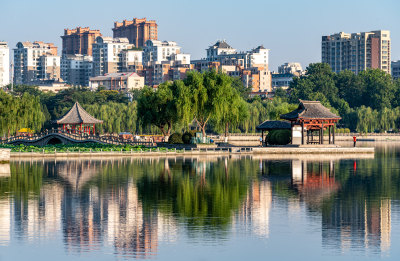 济南大明湖公园与城市景观