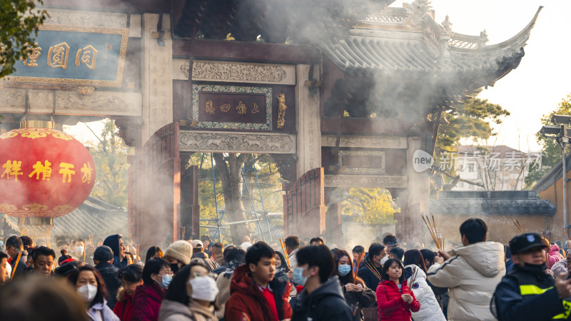 寺庙门前人群聚集烟雾缭绕景象