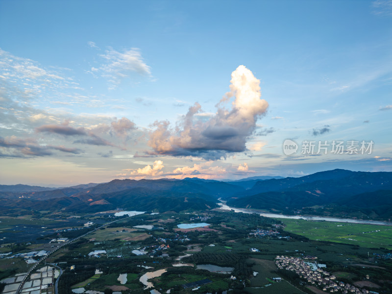 航拍夕阳余晖下的乡村田野