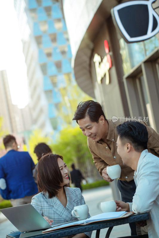 顾客和销售人员在露天咖啡厅