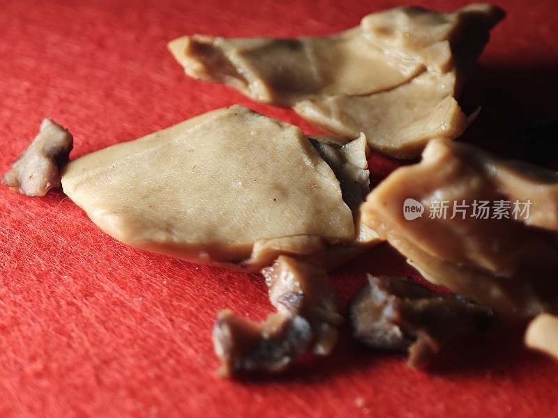 散落的块状豆干食物特写