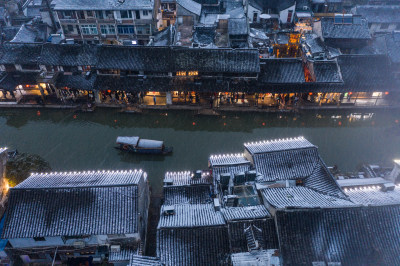 暮色中的古镇雪景