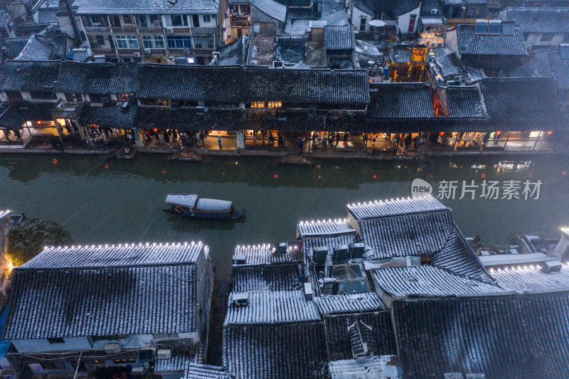 暮色中的古镇雪景