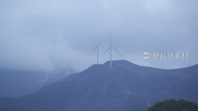 山间云雾中的风力发电机