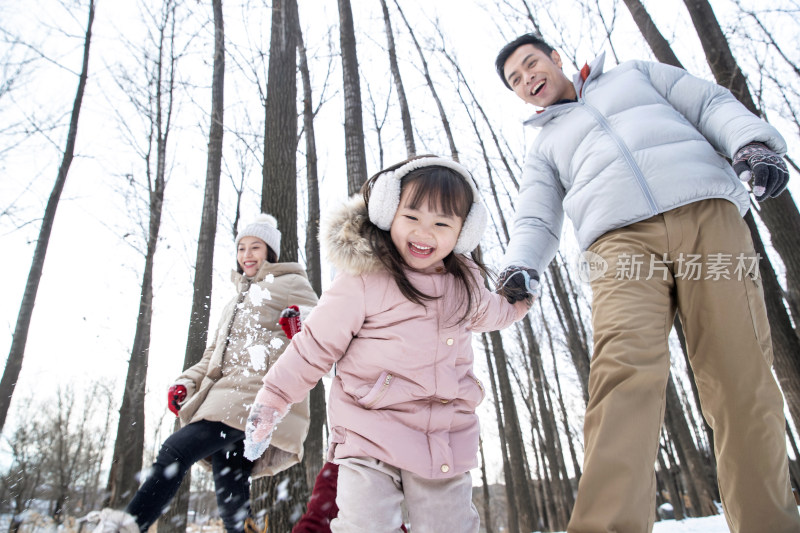 在雪地里玩耍的一家人