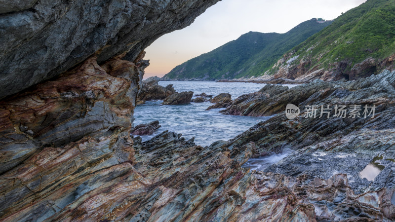 海岸边的岩石景观