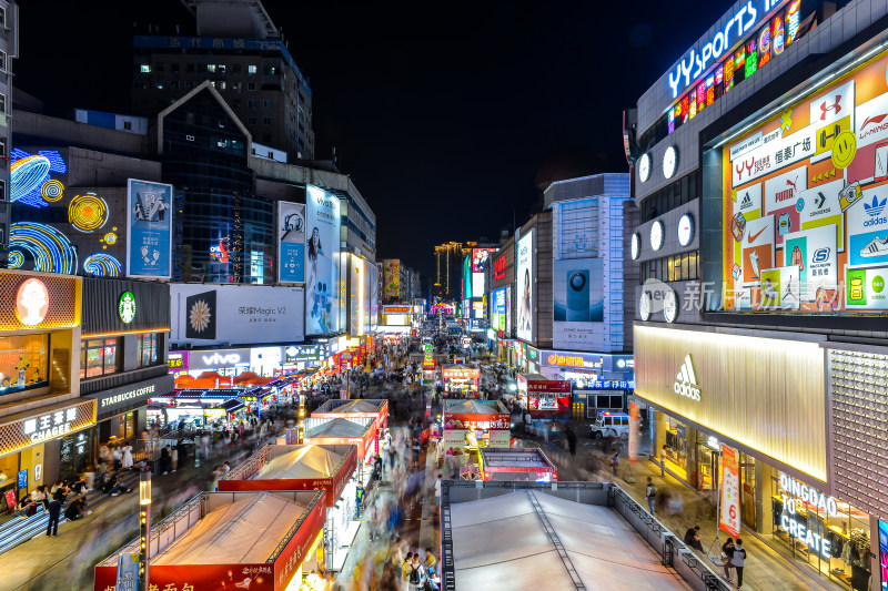 青岛台东步行街夜景夜晚延时